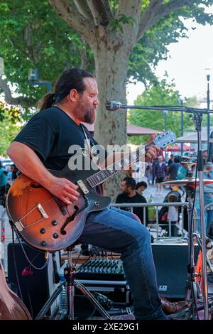 Olivier Mas en concert sur les Allees Paul Riquet pendant la Fête de la musique. Béziers, Occitanie, France Banque D'Images