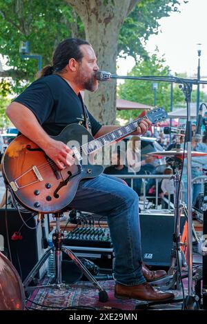 Olivier Mas en concert sur les Allees Paul Riquet pendant la Fête de la musique. Béziers, Occitanie, France Banque D'Images