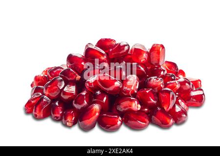 Pile de graines de grenade fraîches mûres isolées sur fond blanc. Banque D'Images