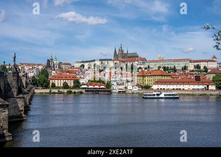 Vue sur le château Hradcany à Prague par une journée ensoleillée avec le célèbre pont Charles sur la gauche Banque D'Images