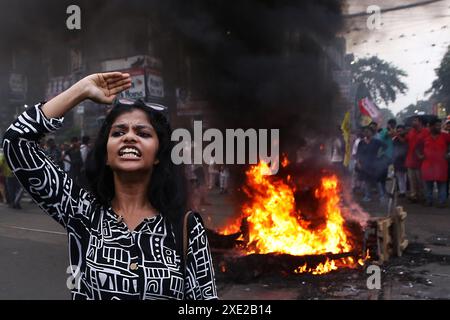 Kolkata, Inde. 25 juin 2024. Un activiste protestant pendant que des pneus et une brûlure effigie brûlent lors d'une manifestation contre la récente arnaque dans NEET et UGC-net examen. Des étudiants de nombreux partis politiques ont protesté contre des irrégularités présumées du gouvernement. Le 25 juin 2024 à Kolkata, Inde. (Photo de Dipa Chakraborty/ Eyepix Group/SIPA USA) crédit : SIPA USA/Alamy Live News Banque D'Images