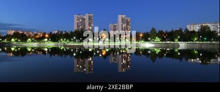 Beau paysage du soir avec un étang à Zelenograd à Moscou. Russie Banque D'Images