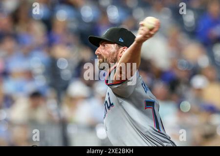 Kansas City, Missouri, États-Unis. 24 juin 2024. Kent Emanuel (74), lanceur Miami Marlins, lance contre les Miami Marlins au Kauffman Stadium de Kansas City, Missouri. David Smith/CSM (image crédit : © David Smith/Cal Sport Media). Crédit : csm/Alamy Live News Banque D'Images