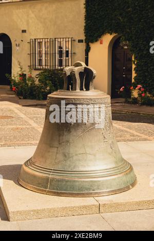 La cloche de bronze à souhait sur la place Kanonia dans la vieille ville de Varsovie, Pologne la vieille ville a fissuré la cloche de la cathédrale maintenant en ville Banque D'Images