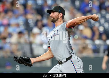 Kansas City, Missouri, États-Unis. 24 juin 2024. Kent Emanuel (74), lanceur Miami Marlins, lance contre les Miami Marlins au Kauffman Stadium de Kansas City, Missouri. David Smith/CSM (image crédit : © David Smith/Cal Sport Media). Crédit : csm/Alamy Live News Banque D'Images