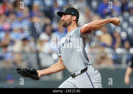 Kansas City, Missouri, États-Unis. 24 juin 2024. Kent Emanuel (74), lanceur Miami Marlins, lance contre les Miami Marlins au Kauffman Stadium de Kansas City, Missouri. David Smith/CSM/Alamy Live News Banque D'Images