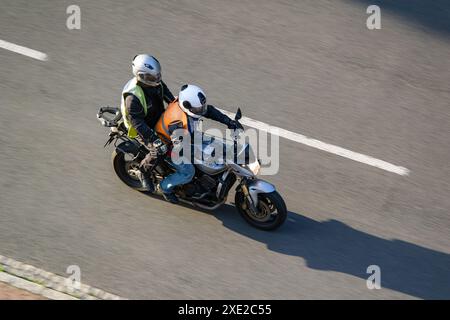 OSTRAVA, RÉPUBLIQUE TCHÈQUE - 29 MAI 2024 : moto de l'école de conduite avec instructeur et effet de flou de mouvement Banque D'Images