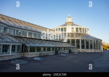 COPENHAGUE, DANEMARK - 28 OCTOBRE 2014 : jardin botanique de Copenhague, bâtiment rond à serre blanche au coucher du soleil Banque D'Images