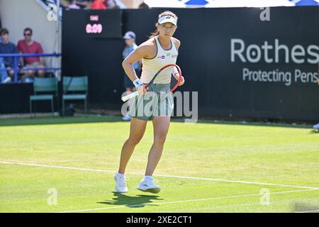 Eastbourne, Royaume-Uni. 25 juin 2024. Elis MERTENS bat Yuriko MIYAZAKI lors du Rothesay International Tennis Tournament au Devonshire Park, Eastbourne, East Sussex, Royaume-Uni. Crédit : LFP/Alamy Live News Banque D'Images