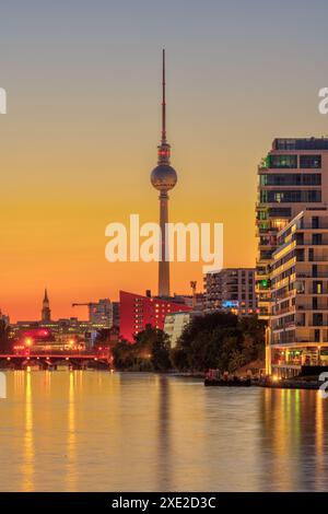 La célèbre tour de télévision à Berlin avec la rivière Spree après le coucher du soleil Banque D'Images