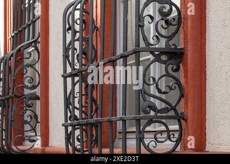 Une vieille grille de protection devant une fenêtre Banque D'Images