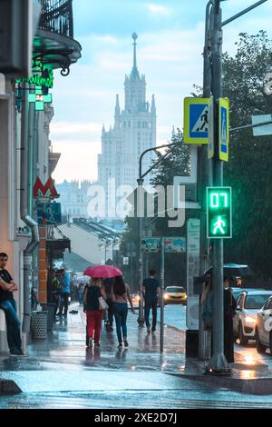 Moscou, Russie - 9 septembre 2018 : les rues baignées de pluie reflètent la vie urbaine contre l'architecture emblématique. Banque D'Images