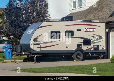 Calgary, Alberta, Canada. 16 septembre 2023. Une caravane de camping-car stationnée devant une maison un jour d'été. Banque D'Images