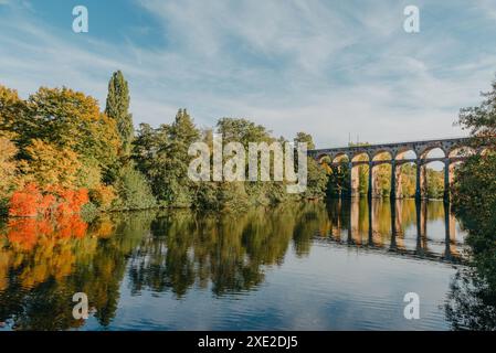 Pont ferroviaire avec rivière à Bietigheim-Bissingen, Allemagne. Automne. Viaduc ferroviaire sur la rivière Enz, construit en 1853 par Karl vo Banque D'Images