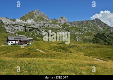 Biberacher Hut sur le col de Schadona dans les montagnes de Lechquellen ; Vorarlberg ; Autriche Banque D'Images