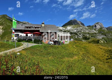 Biberacher Hut sur le col de Schadona avec HochkÃ¼nzelspitze dans les montagnes de Lechquelle ; Autriche Banque D'Images