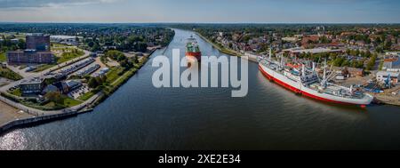 Vue aérienne du canal de Kiel, du port de Rendsburg et de la zone de camping caravane. Vue aérienne des plus grandes régions du monde Banque D'Images