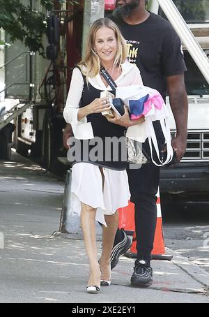 New York, NY, États-Unis. 25 juin 2024. Sarah Jessica Parker filmant la nouvelle saison de and Just Like That le 25 juin 2024 à New York. Crédit : RW/Media Punch/Alamy Live News Banque D'Images