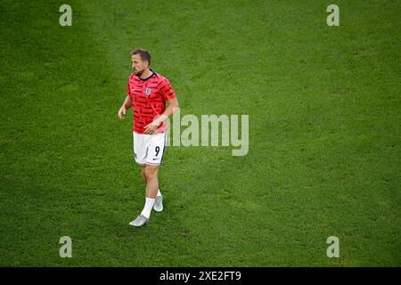 Cologne, Allemagne. 25 juin 2024. Football, UEFA Euro 2024, Championnat d'Europe, Angleterre - Slovénie, Tour préliminaire, groupe C, Journée 3, stade de Cologne, l'anglais Harry Kane se réchauffe. Crédit : Fabian Strauch/dpa/Alamy Live News Banque D'Images