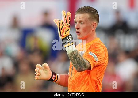 Le gardien de but anglais Jordan Pickford fait des gestes lors du match du groupe C de l'UEFA Euro 2024 au stade de Cologne, en Allemagne. Date de la photo : mardi 25 juin 2024. Banque D'Images