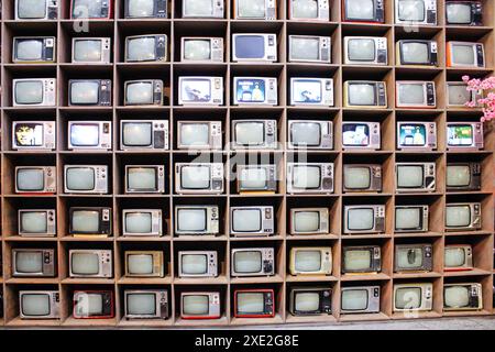 Pékin, Chine - 17 juin 2024 : mur de vieux téléviseurs à tube. Un fond d'étagères avec de petits téléviseurs. Photo de haute qualité Banque D'Images