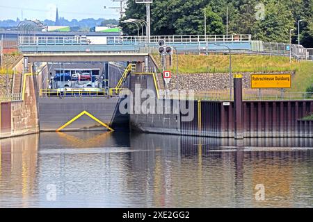 Ruhrschleuse vor der Mündung in den Rhein Die Hebestelle der Ruhrschleuse Duisburg ist die letzte Schleuse vor der Ruhrmündung BEI Flusskilometer 2,5. Duisburg Nordrhein-Westfalen Deutschland *** écluse de la Ruhr avant l'embouchure du Rhin le point de levage de l'écluse de la Ruhr à Duisburg est la dernière écluse avant l'embouchure de la Ruhr au kilomètre 2,5 Duisburg Rhénanie du Nord-Westphalie Allemagne Banque D'Images