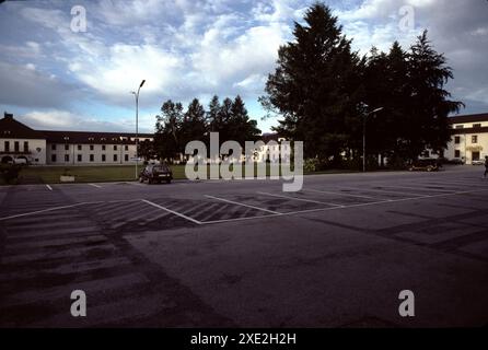 Bad Toelz, Allemagne. 6/1990. Flint Kaserne. Le Schutzstaffel (SS). Bad Tölz était un SS-Junkerschule. Il a servi de centre de formation pour les officiers de la Waffen-SS. L'école a été fondée en 1937 et construite par l'architecte Alois Degano. Il est situé dans la ville de Bad Tölz, à environ 48 km au sud de Munich. Les principales installations étaient résistantes aux semi-bombes avec 3 étages au-dessus du sol et 4 en dessous. Banque D'Images