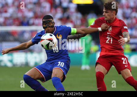 Dortmund , Allemagne 25.06.2024 : Kylian Mbappé de France, Nicola Zalewski de Pologne lors de l'UEFA EURO 2024 Journée 3, phase de groupes d match de football b Banque D'Images