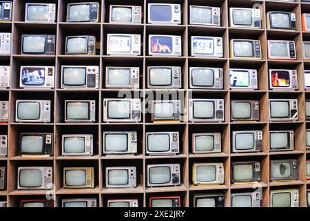 Pékin, Chine - 17 juin 2024 : mur de vieux téléviseurs à tube. Un fond d'étagères avec de petits téléviseurs. Photo de haute qualité Banque D'Images