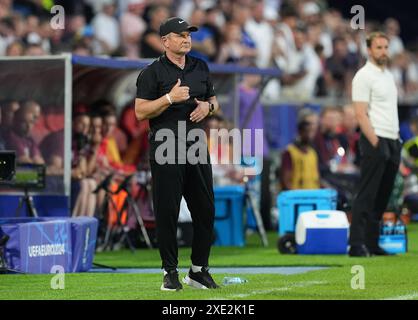 Le manager slovène Matjaz Kek (à gauche) sur la ligne de touche alors que le manager anglais Gareth Southgate regarde le match du groupe C de l'UEFA Euro 2024 au stade de Cologne, en Allemagne. Date de la photo : mardi 25 juin 2024. Banque D'Images