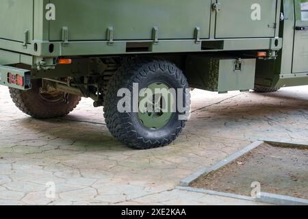 Oviedo, Espagne - 25 mai 2024 : le pneu arrière d'un camion militaire stationné sur la surface pavée d'une base militaire Banque D'Images