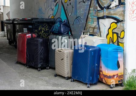 Reykjavik capitale de l'Islande - centre de la ville - valise sur un coin d'allée près des poubelles | Reykjavik capitale de l'Islande - Centre-ville Banque D'Images