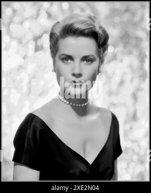 GRACE KELLY 1954 : actrice de cinéma américaine Grace Kelly (1929 - 1982), portrait de studio hollywoodien promouvant des images Paramount de la « lunette arrière ». Hollywood USA Banque D'Images