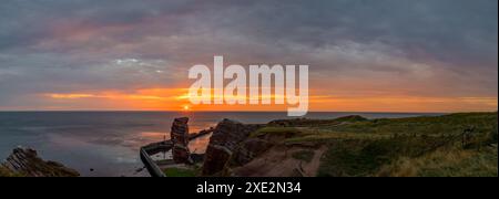 Vue sur les rochers Lange Anna sur l'île de Heligoland. Mer du Nord, Schleswig-Holstein, Allemagne. Banque D'Images