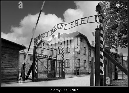 Extérieur de l'entrée du camp de concentration D'AUSCHWITZ avec panneau au-dessus de "ARBEIT MACHT FREI" (le travail vous libère). Tristement célèbre camp de concentration nazi en Pologne occupé par l'Allemagne nazie dans les années 1940 vue d'après-guerre Banque D'Images