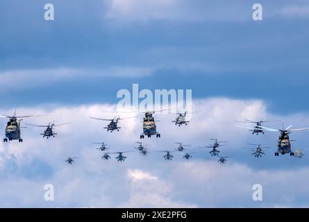 MOSCOU, RUSSIE - 7 MAI 2021 : défilé de l'Avia à Moscou. Les hélicoptères mi-26 et mi-8AMTK volent dans le ciel lors de la parade de la victoire dans le monde Banque D'Images