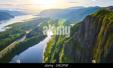 Vol aérien au-dessus de la gorge Columbia avec la rivière sinueuse et Vista House Banque D'Images