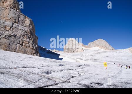 Alpinisme dans les montagnes de Dachstein avec glace de glacier - massif montagneux Autriche Banque D'Images