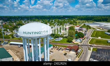 Vue aérienne du château d'eau de Huntington et de la banlieue Banque D'Images