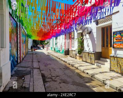 Colombie, Santa Marta, rubans colorés suspendus dans une rue du centre historique Banque D'Images