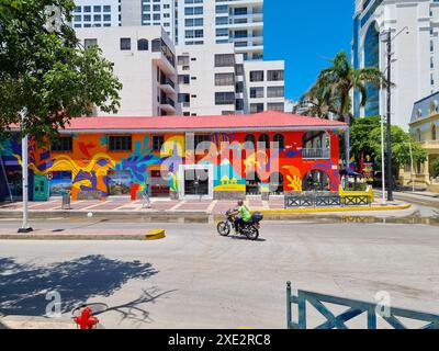 Colombie, Santa Marta, bâtiment colonial coloré et bâtiments modernes dans le centre-ville Banque D'Images