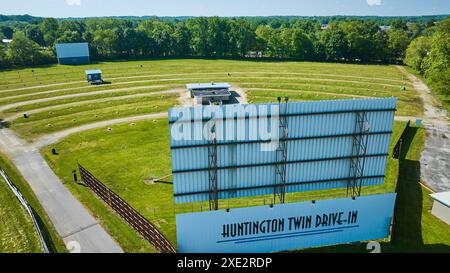Vue aérienne du Huntington Twin Drive-In Theater et de la verdure environnante Banque D'Images
