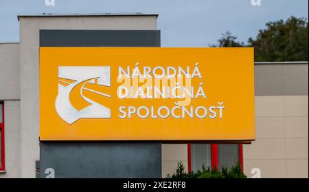 Nova Bana, Slovaquie - 1 octobre 2023 : panneau de la Société nationale des autoroutes. (Narodna Dialnicna spolocnost). Banque D'Images