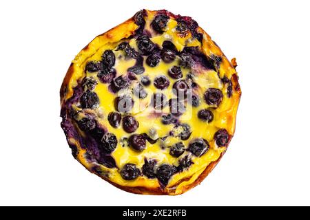 Vue de dessus du gâteau aux myrtilles au yogourt fraîchement cuit fait maison isolé sur fond blanc. Banque D'Images