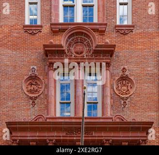 NYC Chinatown : PS 42, 71 Hester Street/44 Orchard Street, est une école primaire de cinq étages en briques rouges décorées de terre cuite rouge. Banque D'Images