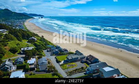 Vue aérienne de Cannon Beach Haystack Rock et de la ville côtière Banque D'Images