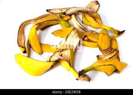 Pelures de banane sur un fond blanc. Isolé pour une séparation facile des produits alimentaires. Banque D'Images