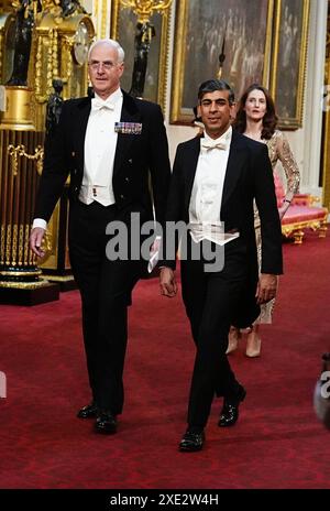 Le premier ministre Rishi Sunak fait son chemin le long de la East Gallery pour assister au banquet d'État de l'empereur Naruhito et de son épouse l'impératrice Masako du Japon au Palais de Buckingham, à Londres, dans le cadre de leur visite d'État au Royaume-Uni. Date de la photo : mardi 25 juin 2024. Banque D'Images