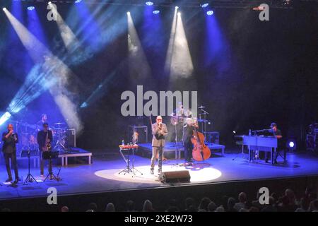 Concert de musique de chanteur italien - MARIO BIONDI - CROONING - SPECTACLES ITALIENS D'ÉTÉ Mario Biondi voce, Andrea Costa violino, Gionata Costa violoncelle, Stefano Ricci contrabbasso, Valentino Bianchi sassofoni, Marco Fadda percussioni e batteria e Dino Rubino pianoforte. Pendant MARIO BIONDI - CROONING - SPECTACLES D'ÉTÉ ITALIENS , concert de musique de chanteur italien à Vérone, Italie, 24 juin 2024 Verona Teatro Romano Italie Copyright : xMariaxCristinaxNapolitanox/xLiveMediax LPM 1418928 Banque D'Images