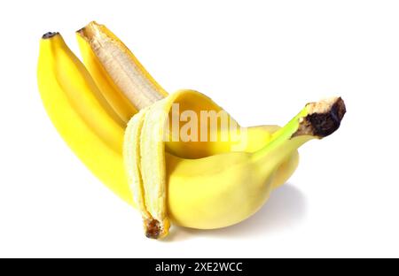 Deux bananes enlacées isolées sur fond blanc. Banque D'Images